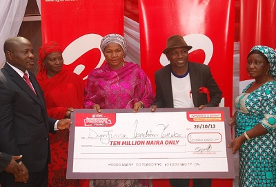 (L-r) Olufemi Oyewole, regional operations director, North, Airtel Nigeria, Fatimah Usman Baba from Lafia LGA, Wife of the Nassarawa State governor, Hajia Salamatu Umaru Tanko Al-Makura, Airtel Red Hot Promo N10 Grand Prize Winner, Danjuma Ibrahim Yakubu and Asamau Damishi Luka, wife of Nassarawa State Deputy Governor, during the presentation of the cheque of N10 Million to Yakubu in Lafia on Thursday --